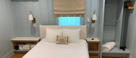 1 bedroom, desk, WiFi, bed sheets