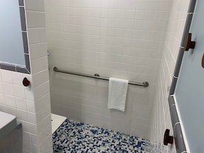 Dusche, Haartrockner, Handtücher