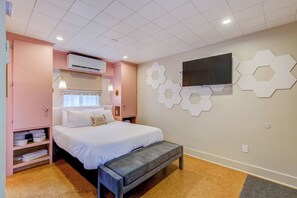 7 bedrooms, desk, WiFi, bed sheets