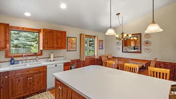 冰箱、微波炉、烤箱、炉灶