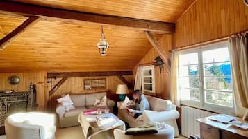 Télévision, lecteur de DVD, table de tennis de table, livres