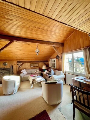 Télévision, lecteur de DVD, table de tennis de table, livres