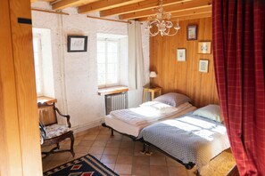 6 soverom, skrivebord, strykejern/-brett og wi-fi (inkludert)