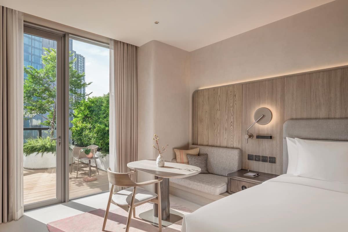 King Terrace Room | Minibar, in-room safe, desk, blackout drapes