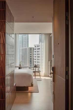 Minibar, két bảo mật tại phòng, bàn, màn/rèm cản sáng 