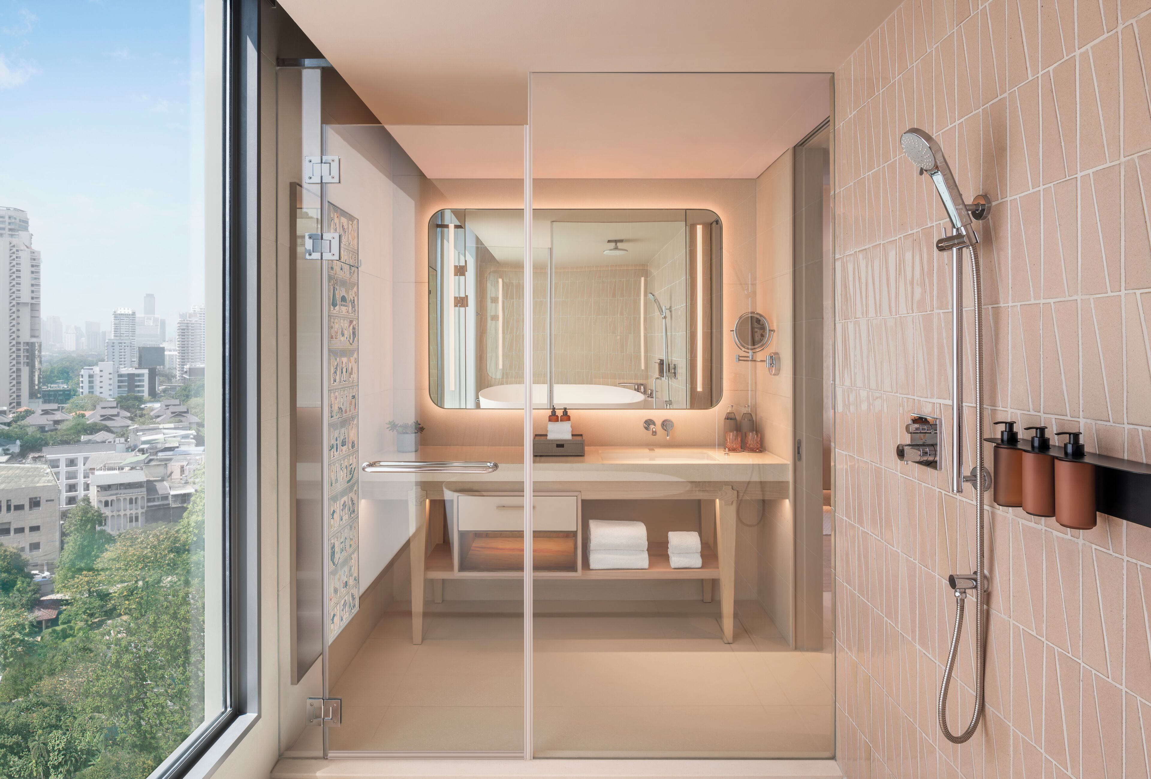 Two Bedroom Corner Room | 迷你吧、客房内保险箱、办公桌、遮光窗帘
