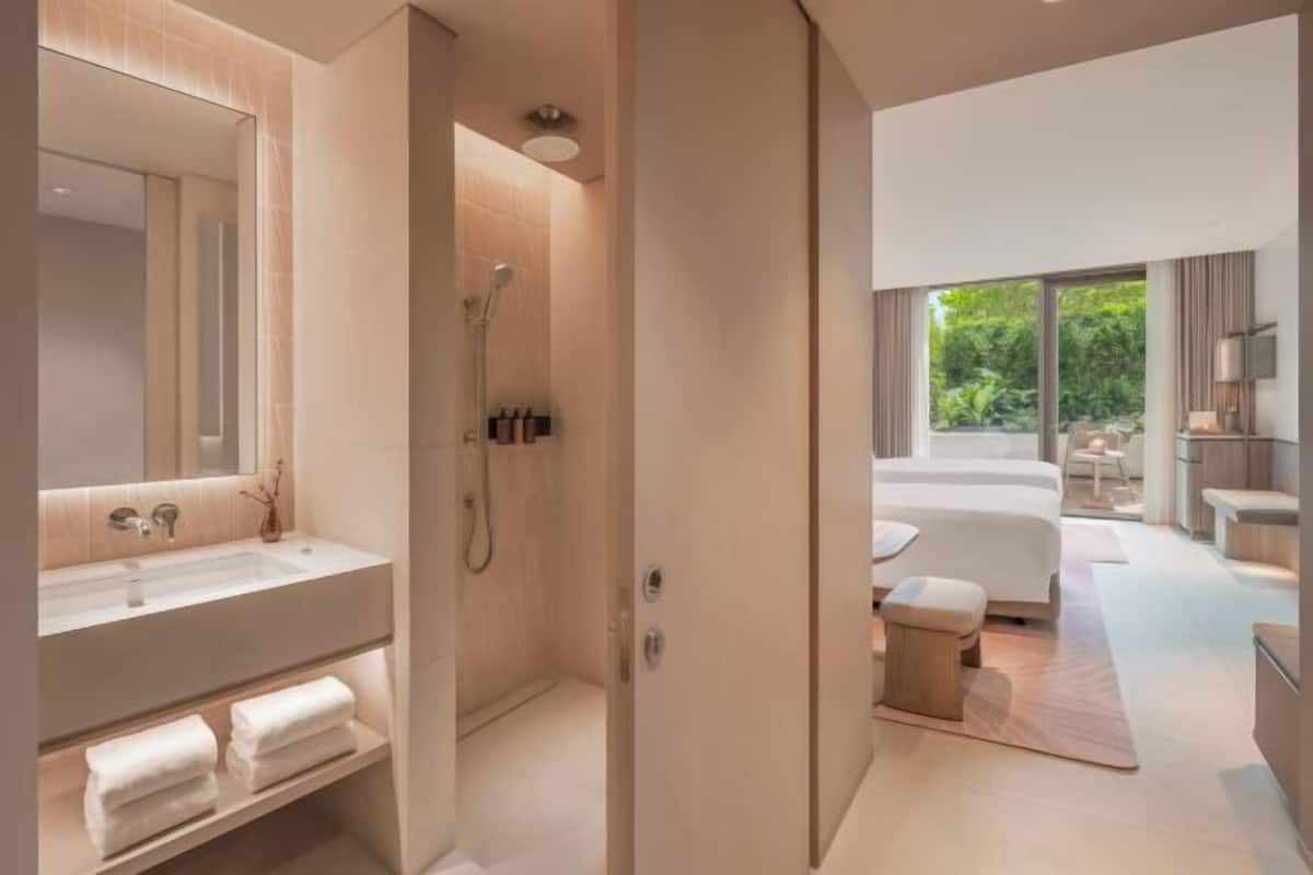 Minibar, Zimmersafe, Schreibtisch, Verdunkelungsvorhänge