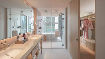 Two Bedroom KROMO Suite | Bilik Mandi | Kelengkapan dandanan diri percuma, pengering rambut, jubah mandi