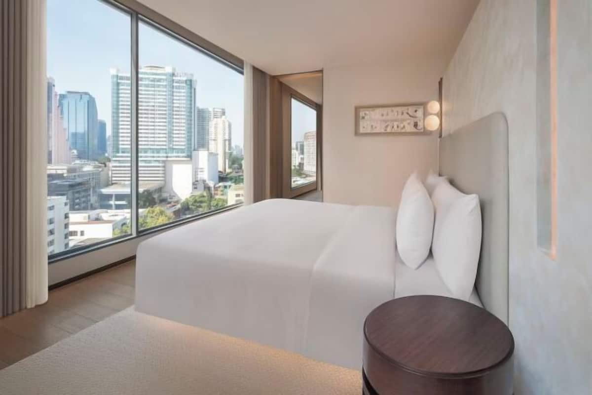 Minibar, caja de seguridad en la habitación y escritorio