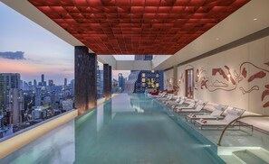Outdoor pool - KROMO Bangkok, Curio Collection by Hilton (Bangkok)