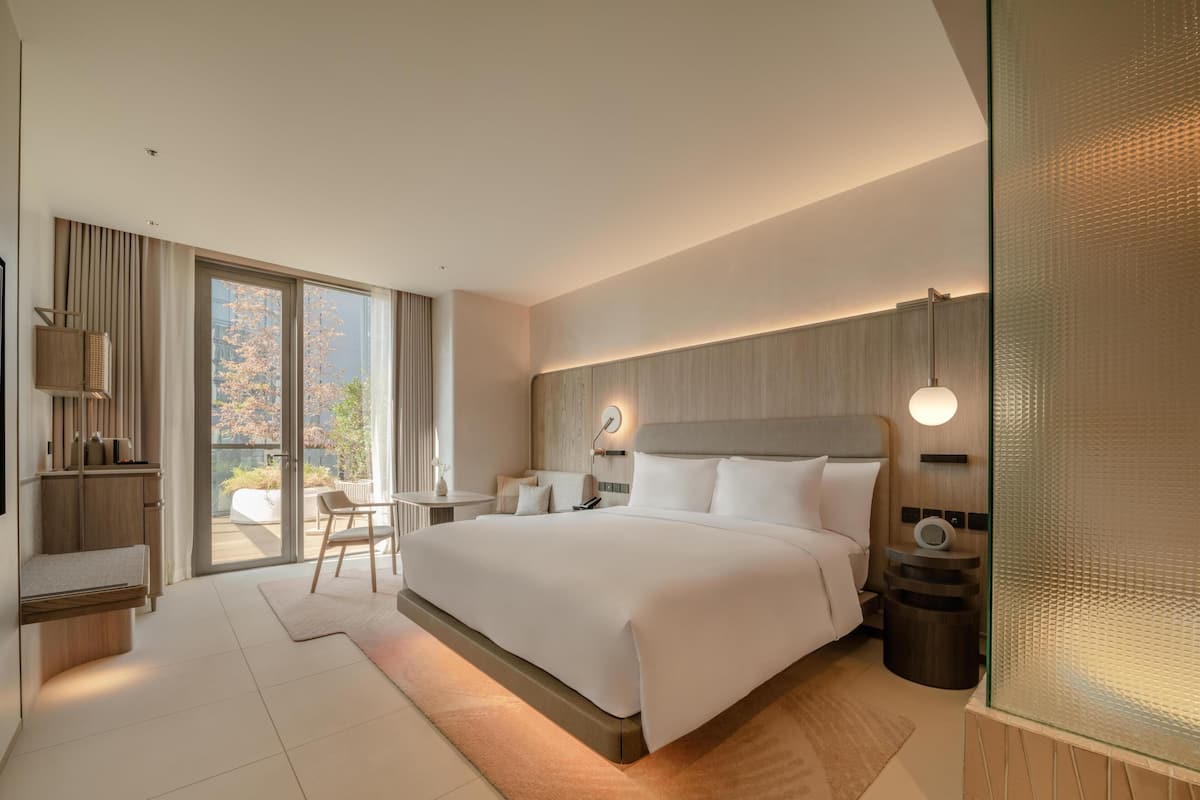 Phòng, 1 giường cỡ king, hiên | Minibar, két bảo mật tại phòng, bàn, màn/rèm cản sáng