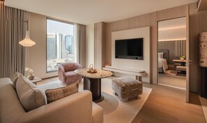 Two Bedroom KROMO Suite | Khu phòng khách | TV màn hình phẳng 55-inch có truyền hình vệ tinh 