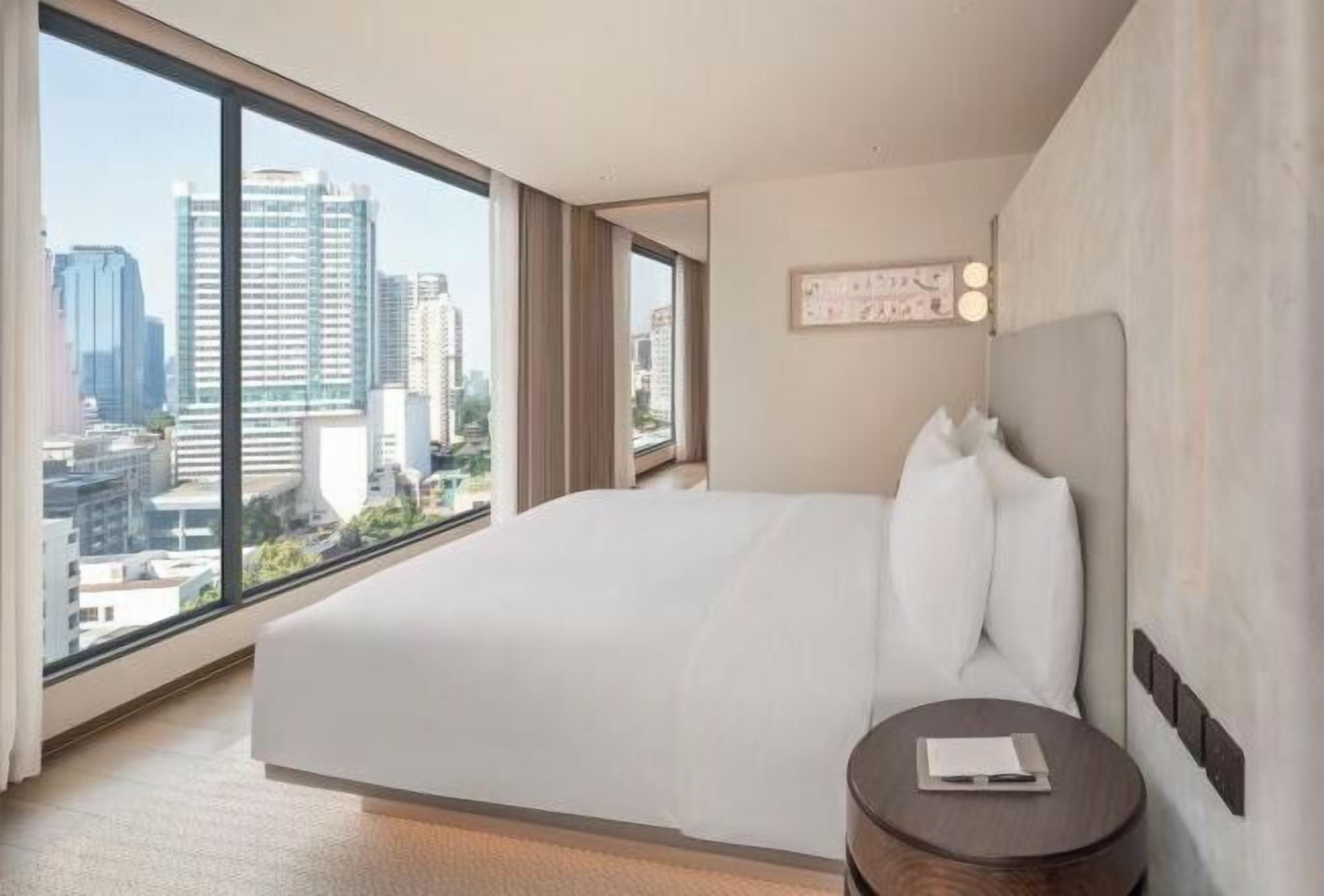 Frigobar, cofres nos quartos, escrivaninha, cortinas blackout