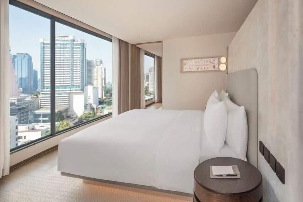 Minibar, caja de seguridad en la habitación y escritorio