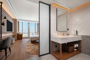 Phòng Deluxe, 1 giường cỡ king | Phòng tắm | Vòi sen phun mưa, khăn tắm 