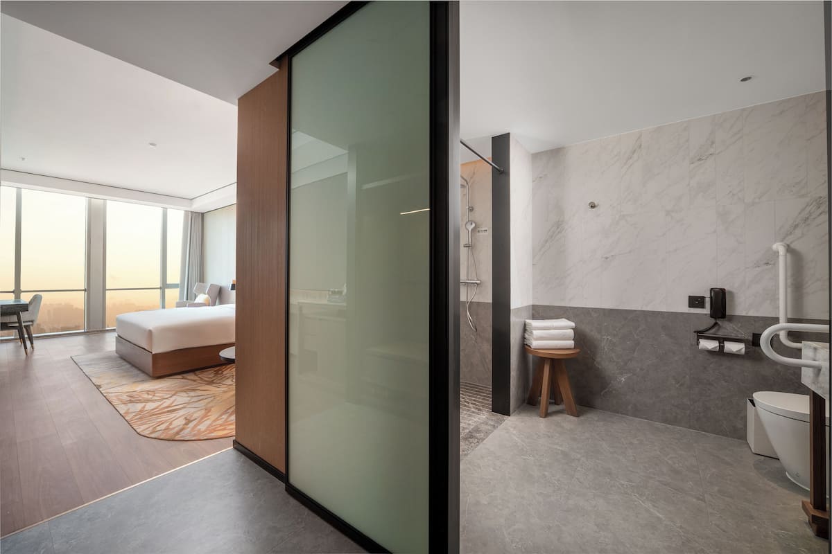 Bathroom | Rainfall showerhead, towels