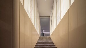 A marble staircase in a modern building with a minimalist design. - Hilton Garden Inn Hefei Feixi (Hefei)