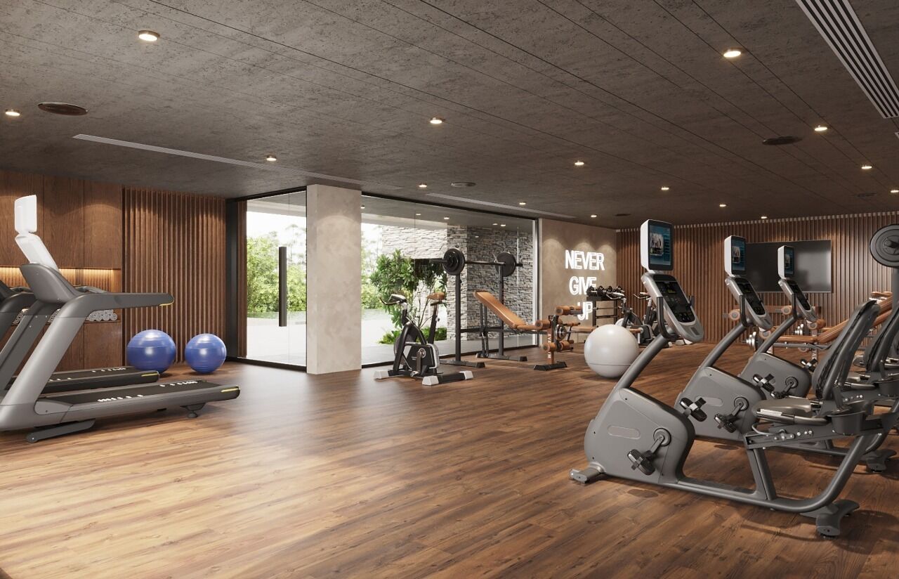 Un gimnasio moderno con cintas de correr, elípticas y pelotas de ejercicio.