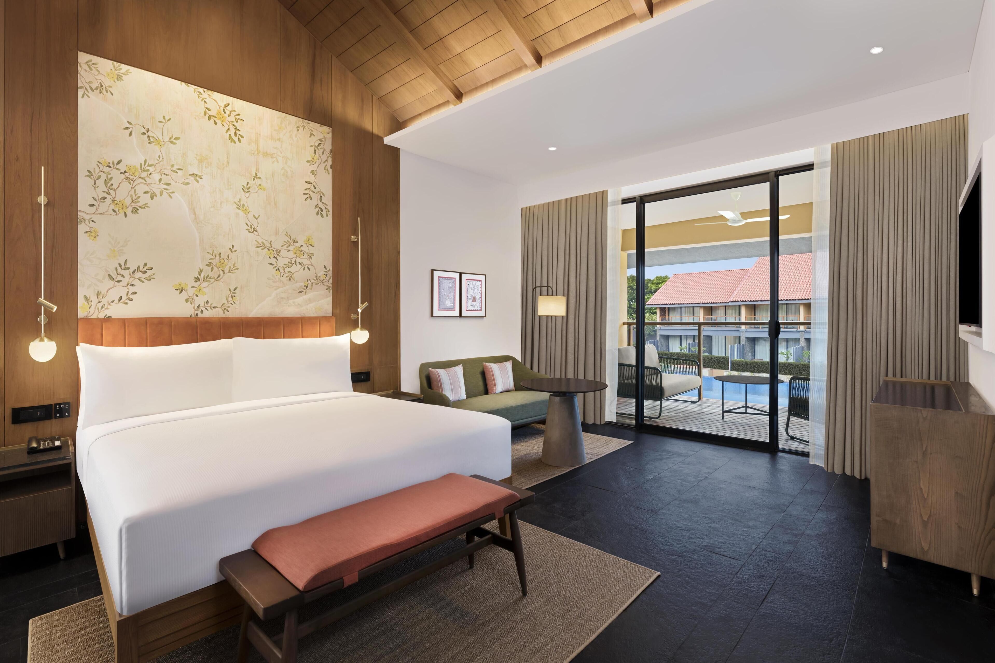 Suite Premium, 1 Tempat Tidur King, balkon | Brankas, tirai kedap cahaya, dan setrika/meja setrika