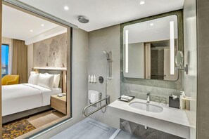 Deluxe Room, 1 King Bed | Bathroom | Shower, rainfall showerhead, designer toiletries, hair dryer - Hilton Garden Inn Jabalpur (Jabalpur)