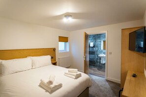 7 bedrooms, iron/ironing board, free WiFi, bed sheets - Errwood; woodland lodge for 14 with 2 hot tubs in the Staffordshire Moorlands (Stoke-on-Trent)