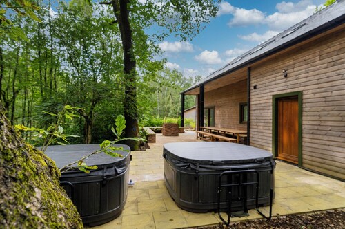 Errwood; woodland lodge for 14 with 2 hot tubs in the Staffordshire Moorlands
