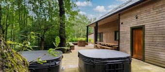 Errwood; woodland lodge for 14 with 2 hot tubs in the Staffordshire Moorlands