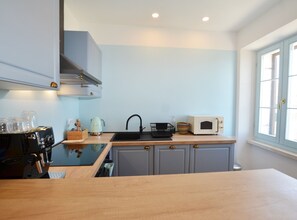 Geladeira, micro-ondas, fogão, cooktop