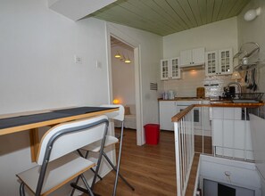 Fridge, oven, stovetop, coffee/tea maker
