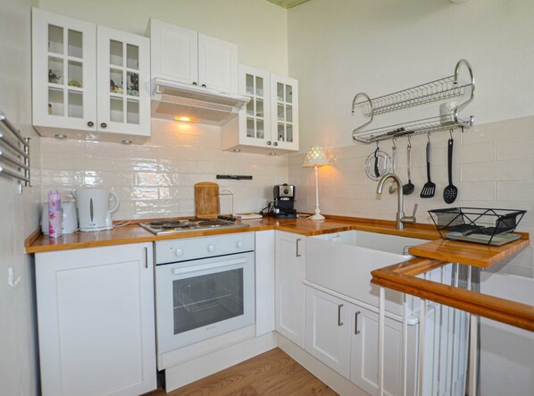 Fridge, oven, stovetop, coffee/tea maker