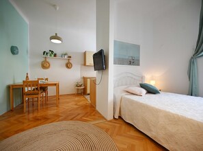 Iron/ironing board, WiFi, bed sheets