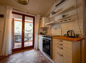 Kjøleskap, ovn, kokeplater og kaffetrakter/tekoker