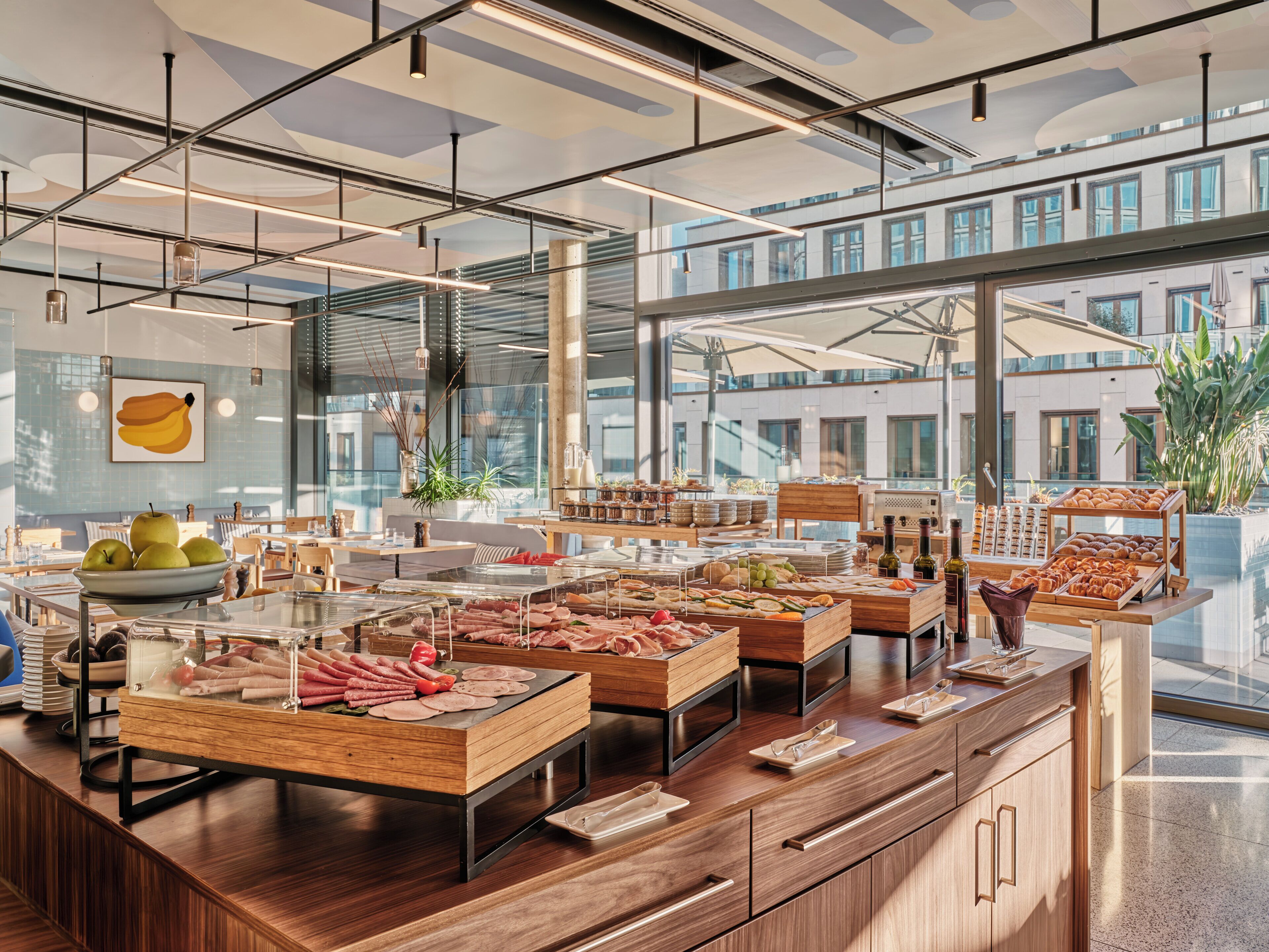 Buffet com diversas opções de comida e design de interiores moderno.