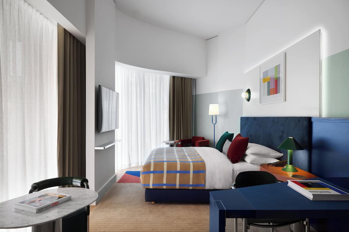 Studio Suite, 1 Tempat Tidur King | Seprai premium, minibar, brankas, dan meja kerja