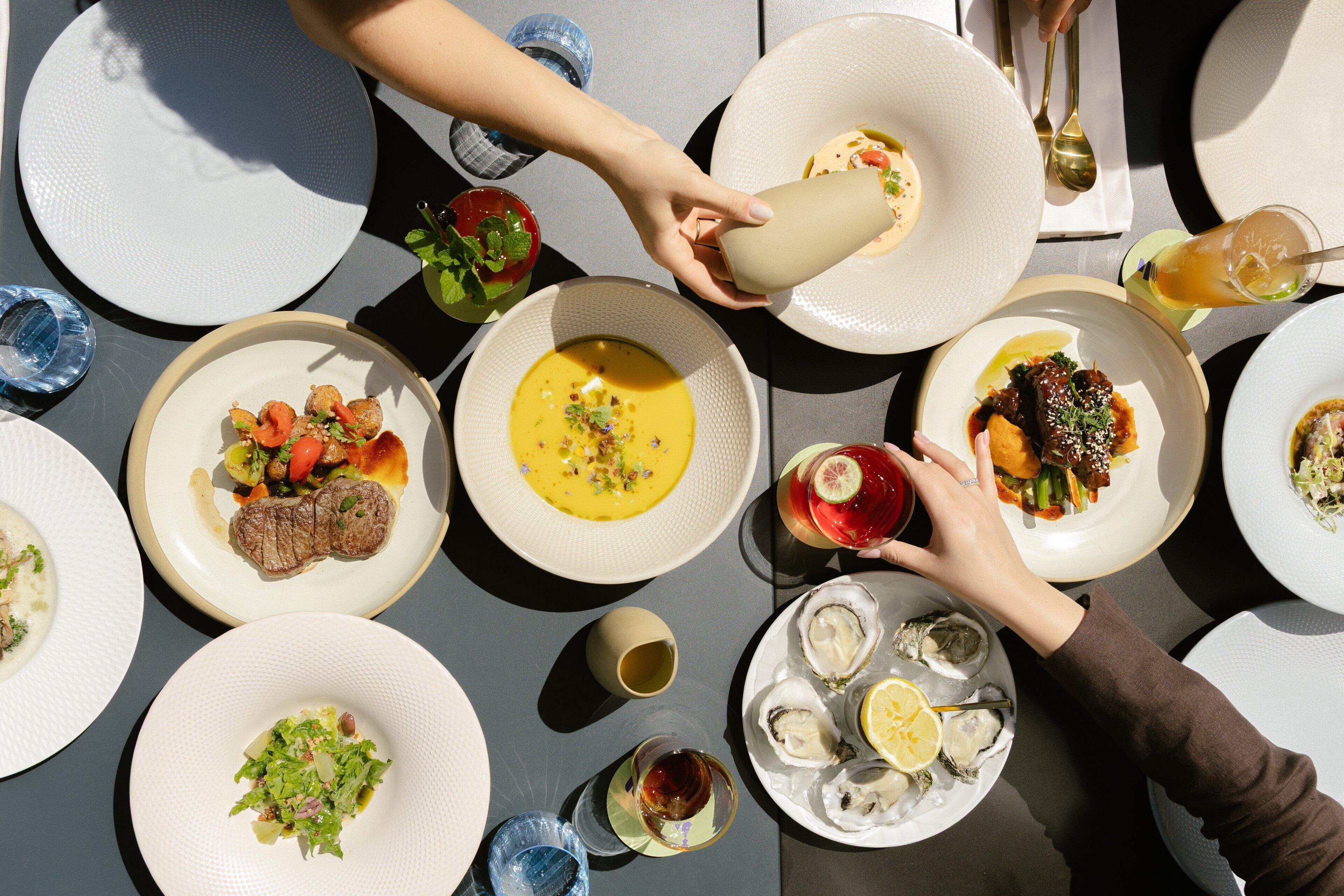 Une table dressée avec différents plats et boissons, signalant un espace dédié aux repas.