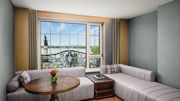 Premium kamer, 1 kingsize bed, uitzicht op rivier | Luxe beddengoed, donsdekens, een gratis minibar, een kluis op de kamer