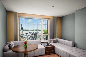 Rom – premium, 1 kingsize-seng, elveutsikt | Sengetøy av topp kvalitet, dundyner og minibar (inkludert)