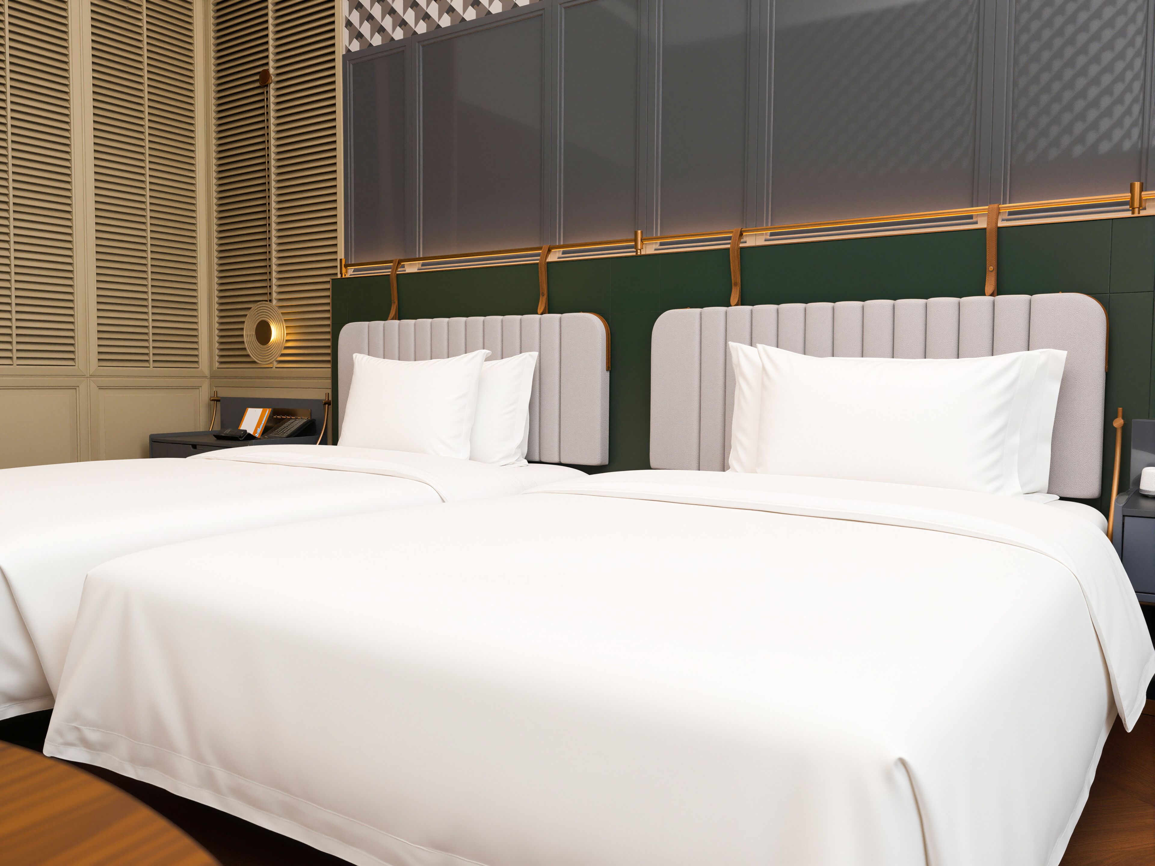 Una cama doble con cabecera de madera y dos mesitas de noche, cada una con una lámpara.