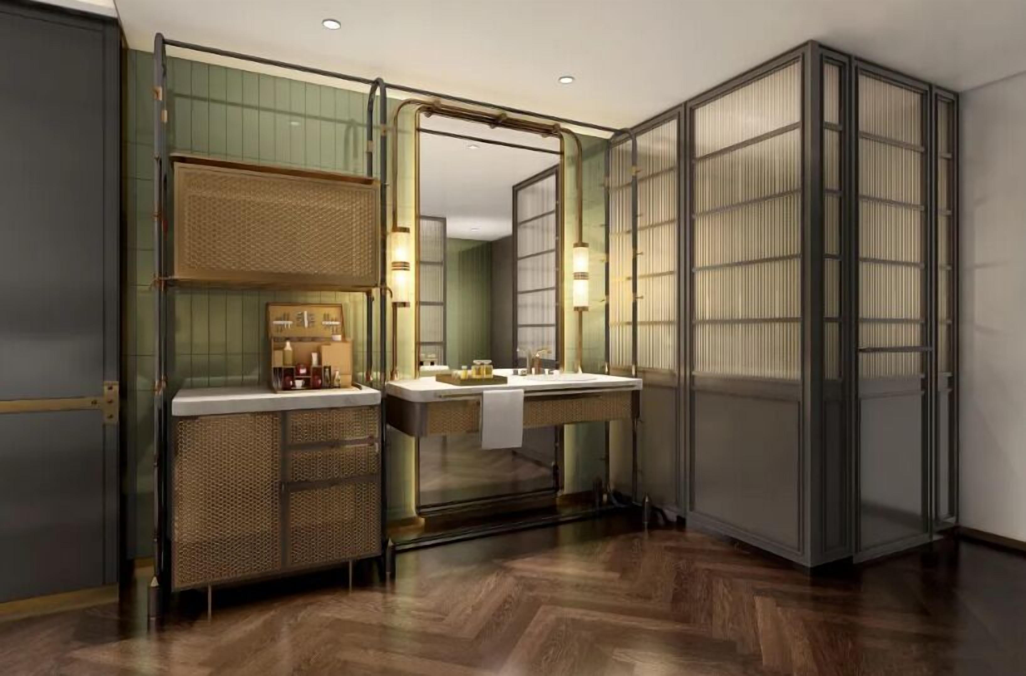 Un baño moderno con un espejo grande, un lavamanos y un armario.