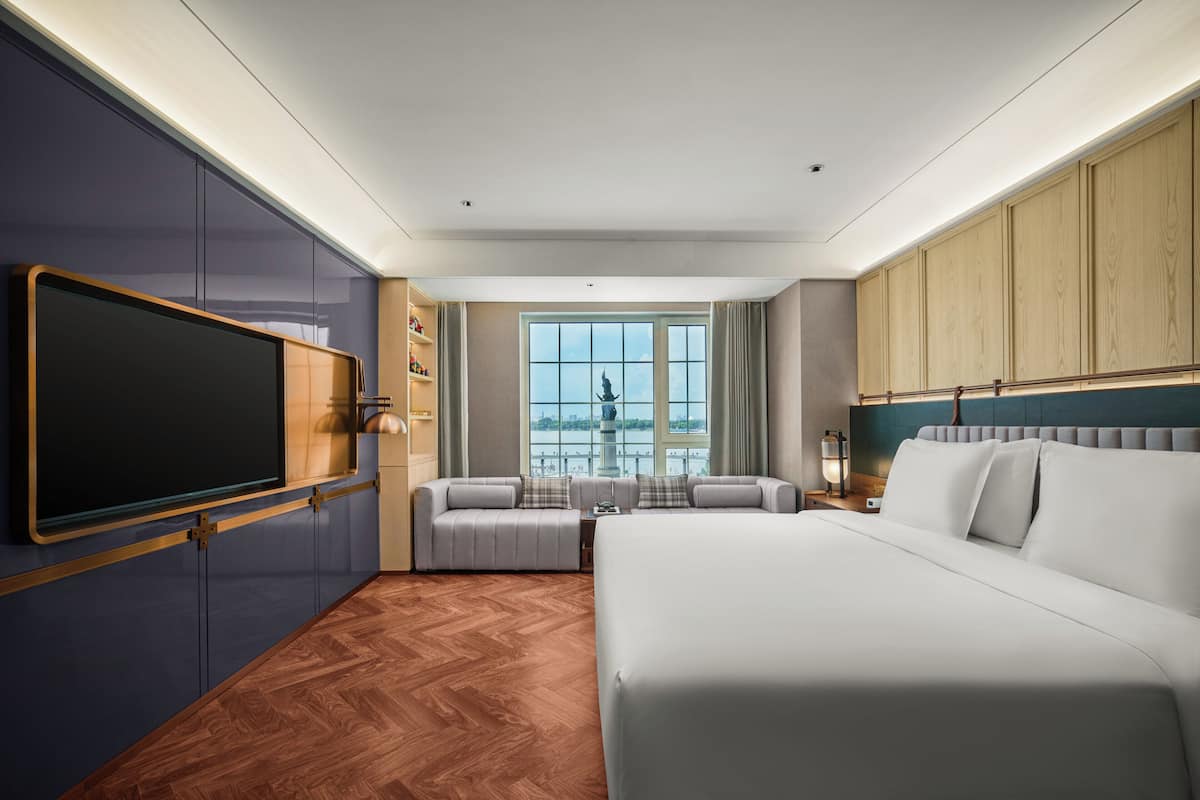 Premium bedding, down comforters, minibar, in-room safe