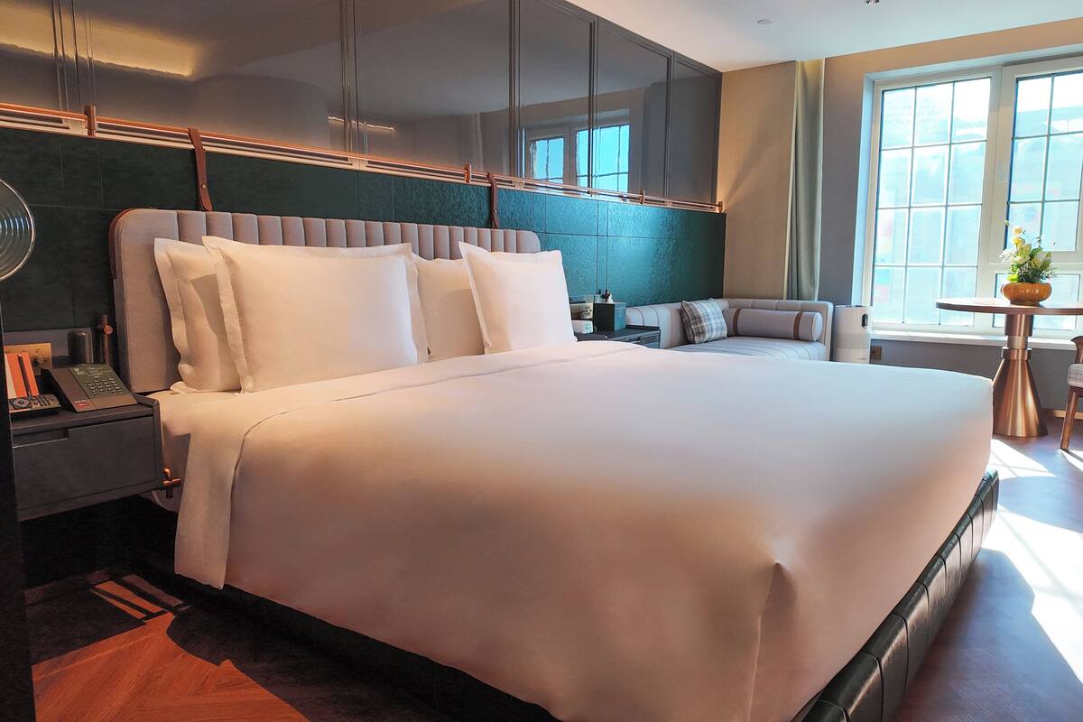 1 King Standard | Premium bedding, down duvets, minibar, in-room safe