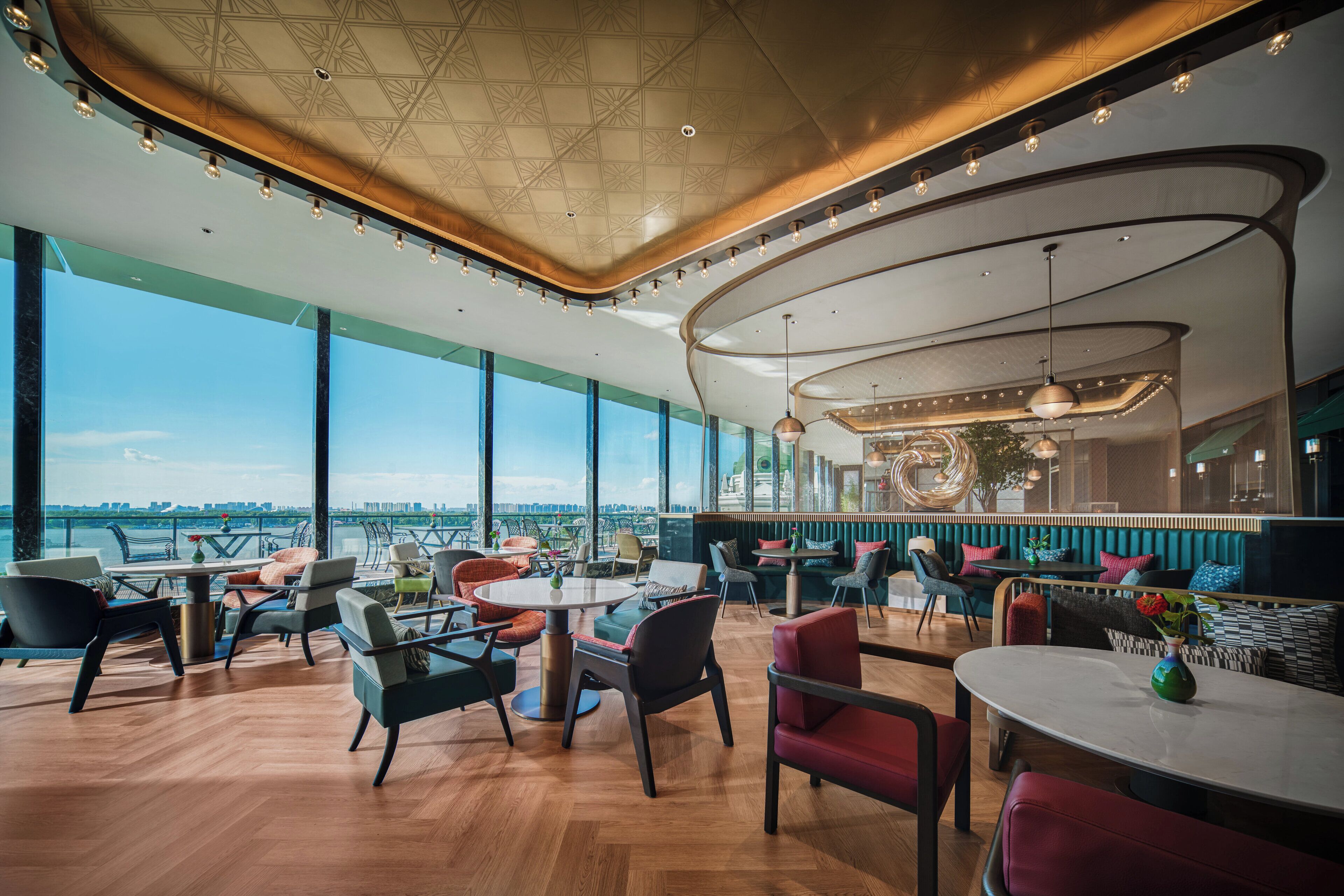 Serveert ontbijt, lunch, diner, Chinese gerechten 