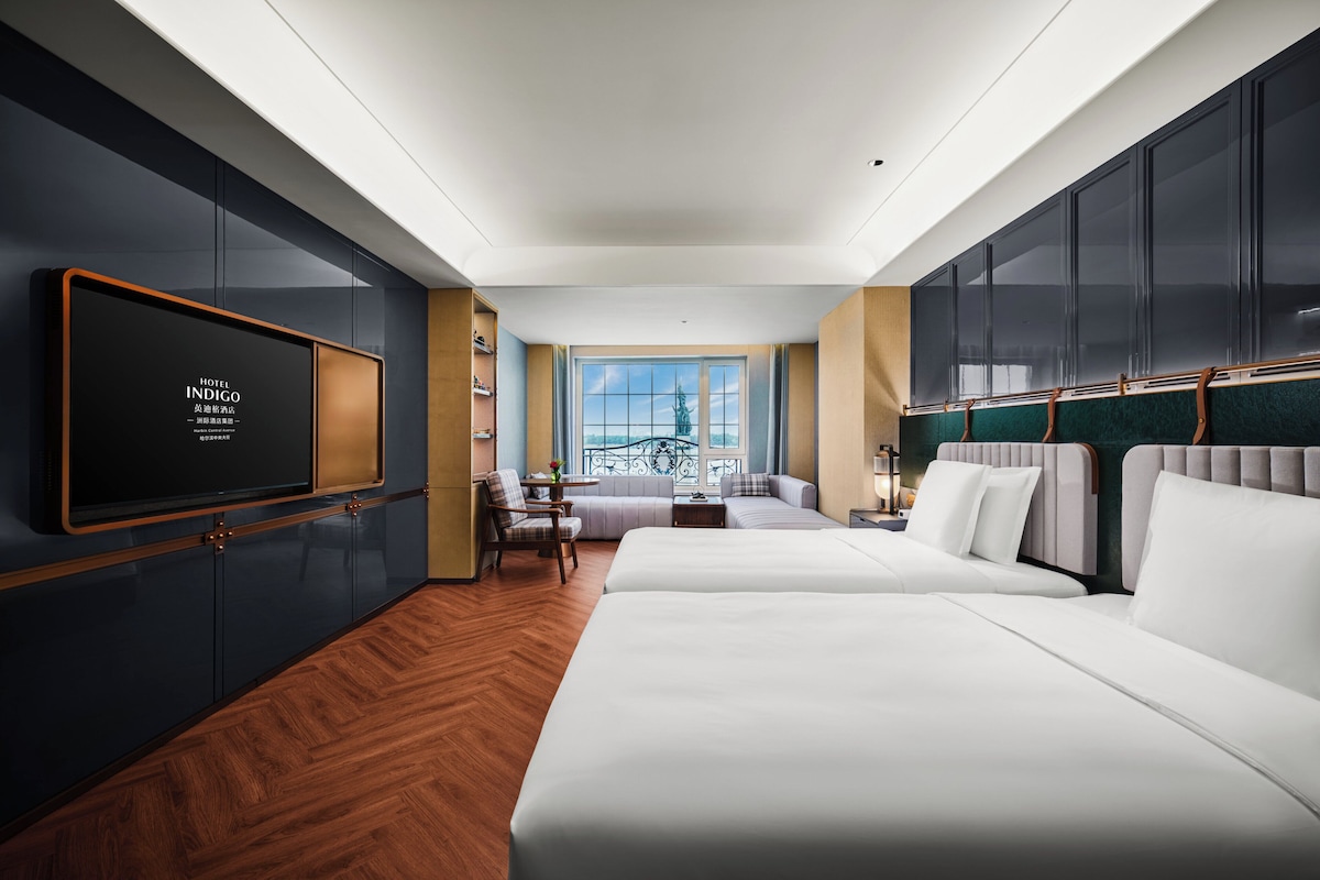 Habitación Premium, 2 camas matrimoniales, vista al río | Ropa de cama de alta calidad, edredón y artículos del minibar gratis