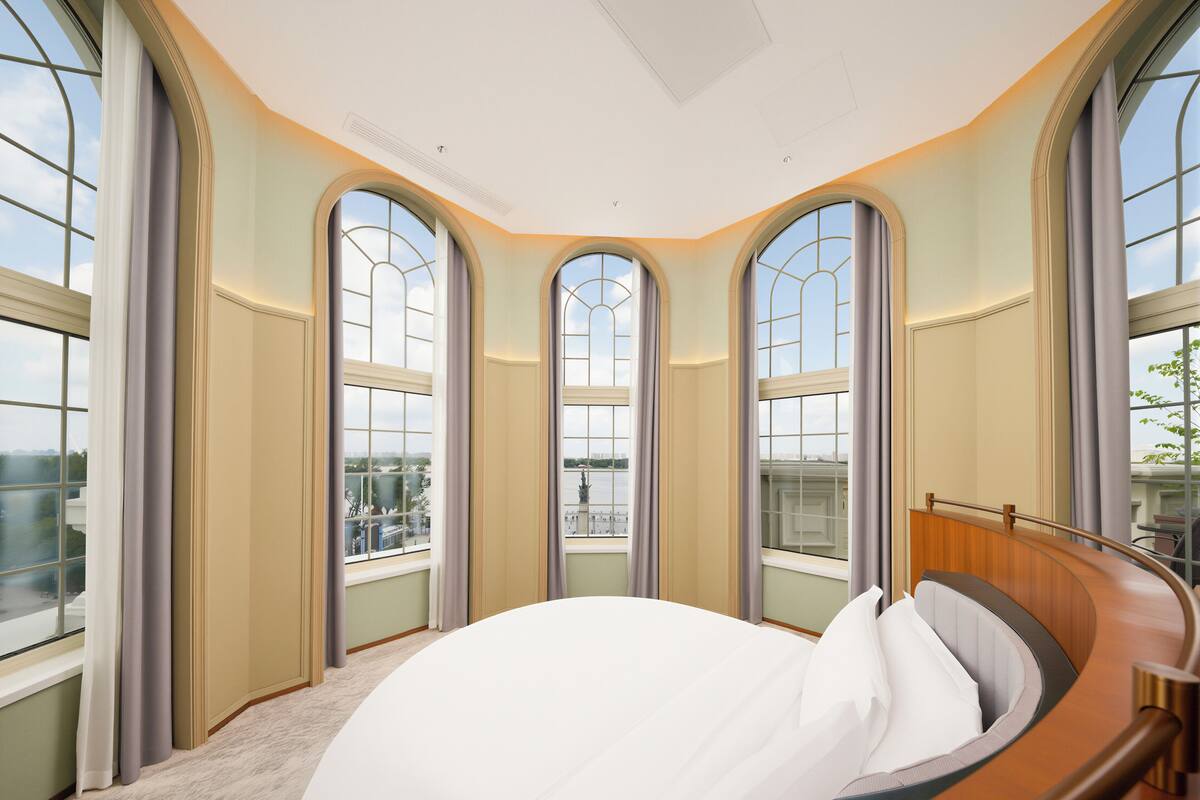 Premium bedding, down duvets, free minibar, in-room safe