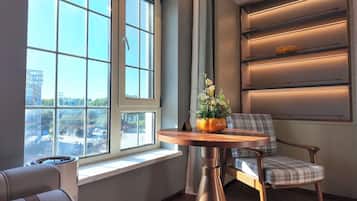 Luxe beddengoed, donzen dekbedden, een minibar, een kluis op de kamer