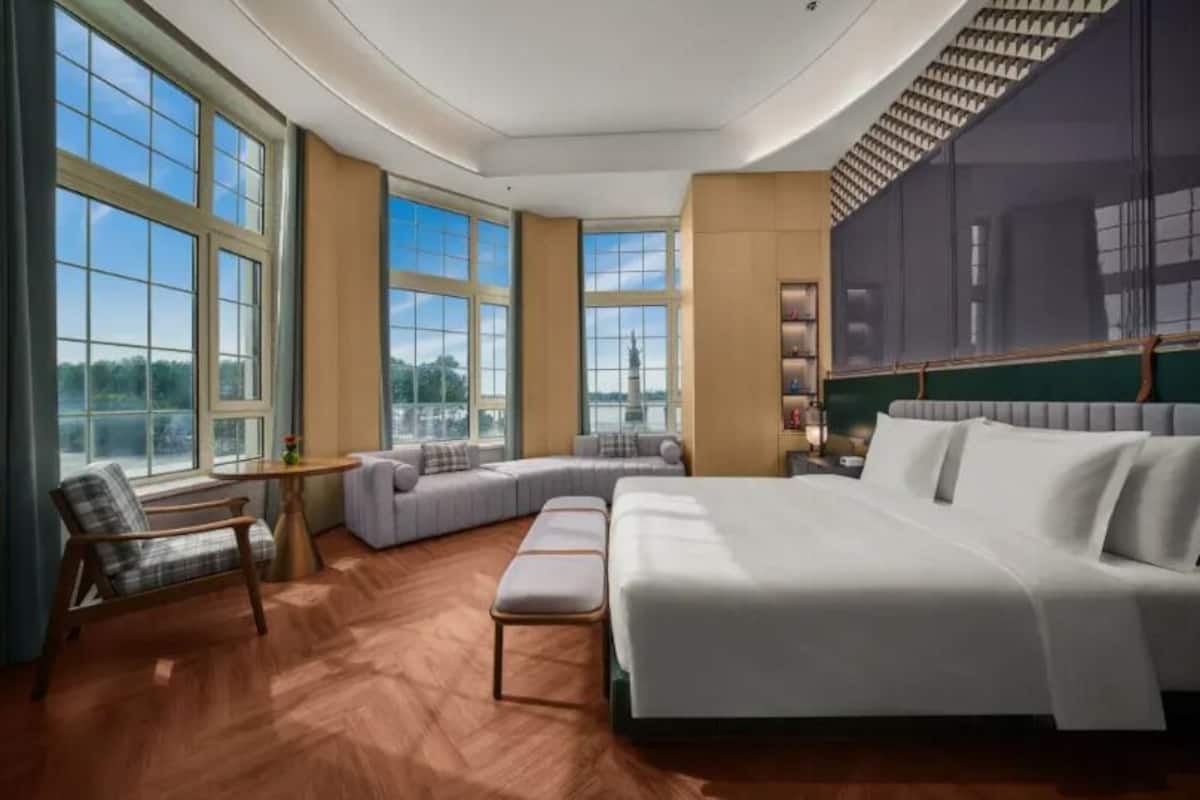 1 King Suite River View | Premium bedding, down duvets, minibar, in-room safe