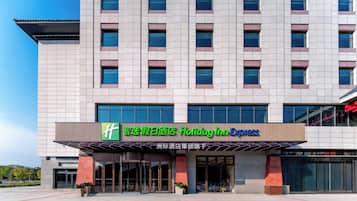 A modern hotel building with a prominent signage for Holiday Inn Express.