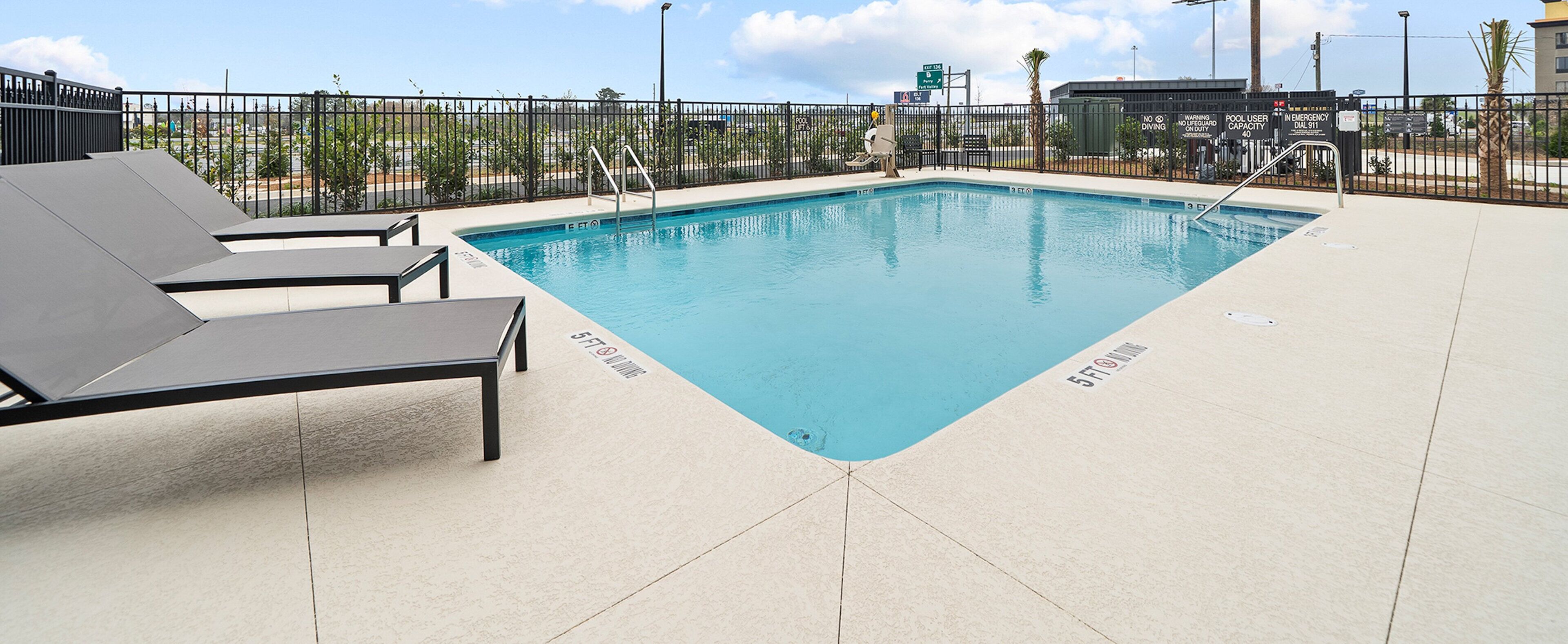 Hồ bơi ngoài trời phục vụ theo mùa, dù/ô trên bãi biển/hồ bơi 