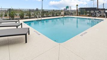 Außenpool (je nach Saison geöffnet), Sonnenschirme, Liegestühle