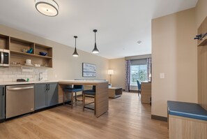 Literie de qualité, lit avec matelas à plateau-coussin, bureau